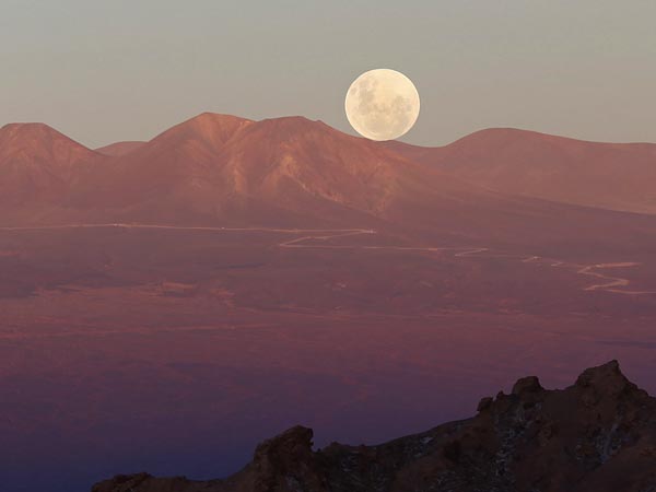 2012 yılının en büyük görülen SüperAy'ı Şili Atacama'da görülen hâli