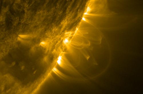 Solar Dinamik Gözlemaracı tarafından elde edilen bu fotoğraf Güneş'in kenarında değişik büyüklüklerde koronal döngüleri göstermektedir. Credit: NASA/SDO