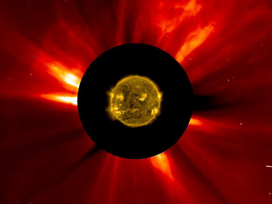 Güneş'in En İç Atmosferi 8-9 Kasım 2012 tarihlerinden birleştirilen bu görüntü Solar Dinamik Gözlemevi (SDO) aracı tarafından görüldüğü şekilde Güneş'in en iç atmosferini göstermektedir. Bir koronal kütle atımı üst sağ köşedeki gibi Güneş'ten uzağa doğru yöneldiği görülebilmektedir. Bilim insanları Güneş'e yakın ve Güneş'ten uzaktaki durumlarda ne olduğunun bağlantısını kurabilmek için bu uzay aracının görüntülerini kıyaslamaktadırlar. Image credit: ESA/NASA