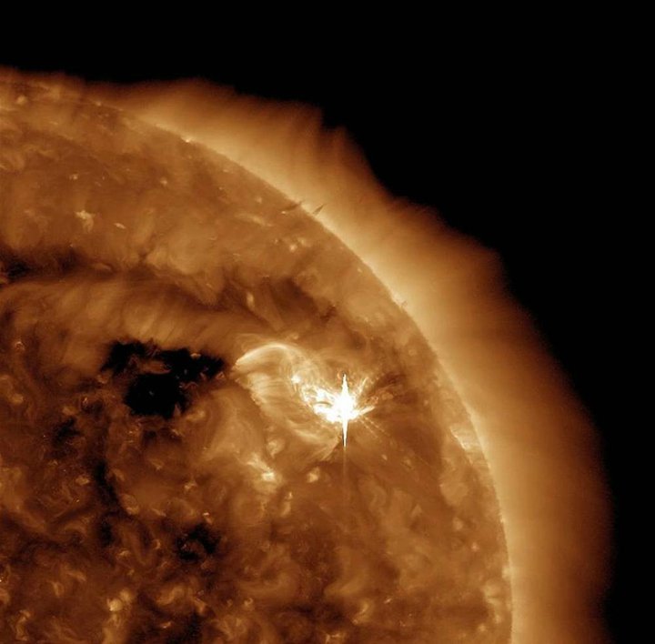 Solar Dynamics Observatory adlı Güneş izleme uydusu (SDO) 11-12 Haziran 2010'da tam 40 saat boyunca dev bir Güneş patlamasını görüntüledi. Oradan bir enstantane.