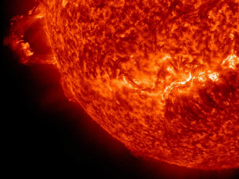 Güneş'te 16 Kasım 2012'de dört saatlik bir periyotla birbirini takip eden iki önemli püskürme gerçekleşti. Bu olay aşırı ultraviyole ışığın 304 Angstrom'luk dalgaboyunda görüntülendi. Püskürmelerin görece birbirine yakın olmasından dolayı ikinci püskürmeyi tetikleyenin Güneş'in manyetik alanın bozulması/ yarılması olduğu düşünülmektedir. Püskürmeler sırasında uzayın içine doğru genişleyen parçacık bulutları Dünya'ya doğru yönelmiş gibi görünmüyorlar. Eğer yönelmiş olsaydılar uydu iletişimi gibi modern teknolojilerde sorunlara yol açabilirdi. İşte bu sebeple Güneş'teki bu tür aktiviteler bilim insanları tarafından takip edilmekte, gerekirse bazı önlemler alınması için yetkilileri uyarmaktadır. Image Credit: NASA/SDO/Steele Hill