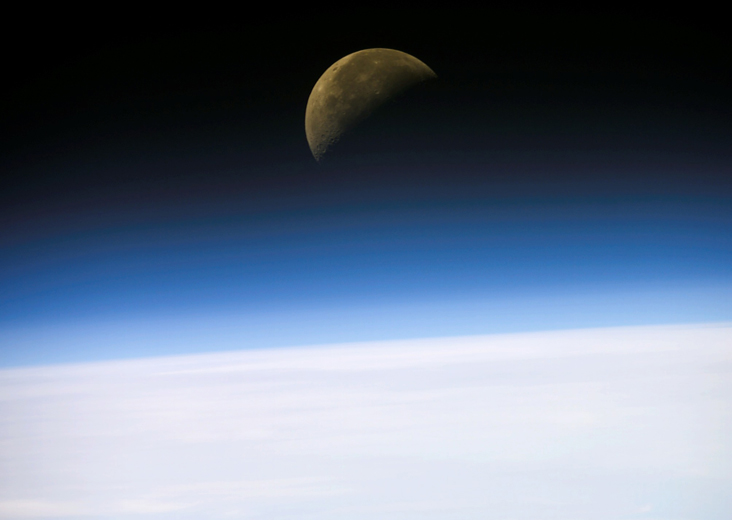 26 Ocak 2003'te elde edilen bu görüntüde Dünya'nın ufkunda Ay'ın doğuşu görülüyor. Credit: NASA