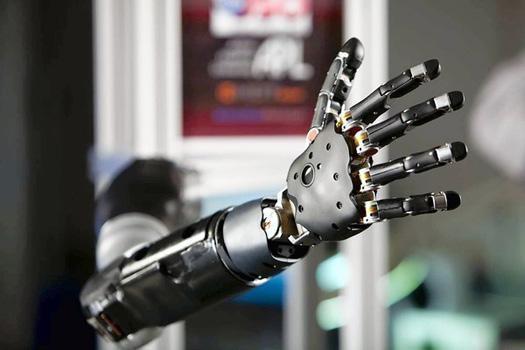 DARPA (U.S. Defense Advanced Research Projects Agency) tarafından yapılan robot kolu. 