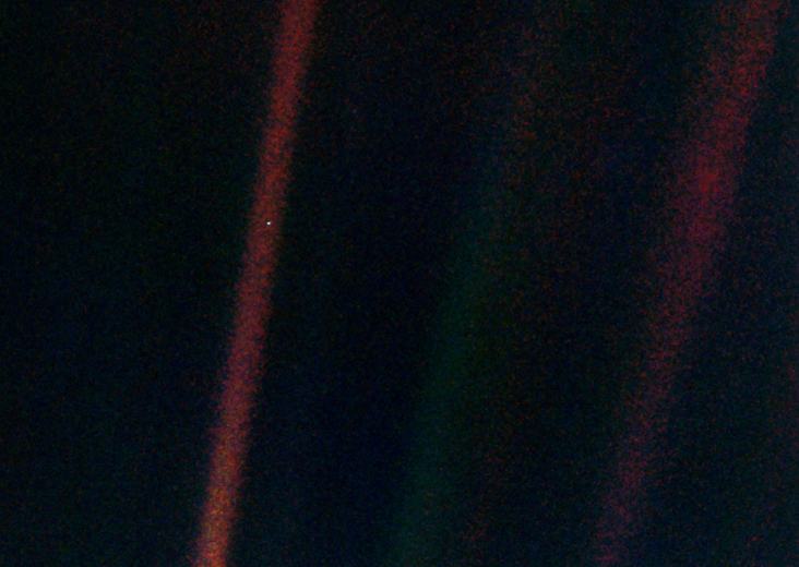 Yaklaşık 6.5 milyar kilometre uzaklıktan Dünya bir nokta kadar. Bu görüntü Voyager-1 aracı tarafından 14 Şubat 1990 tarihinde elde edilmiş. Credit: JPL/NASA