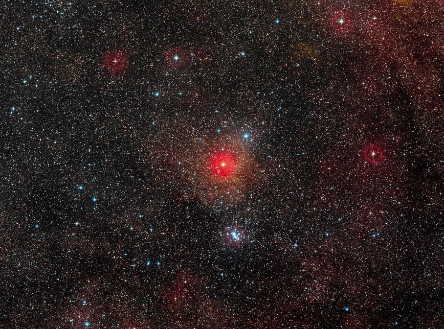 Dev yıldız HR 5171 A diğer yıldızlar arasında. ESO/Digitized Sky Survey 2