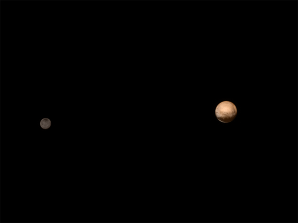 Solda küçük olan Charon uydusu.