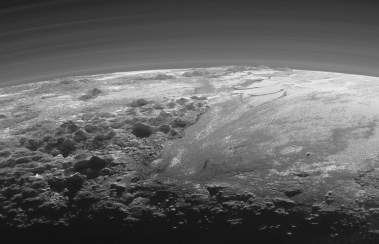 Görüntünün sağ tarafından büyük Sputnik Planum ovası yer alırken, sol tarafta henüz resmi bir şekilde adı konmasa da Norgay Montes ve Hillary Montes adları verilen sıra dağ dizisi var.