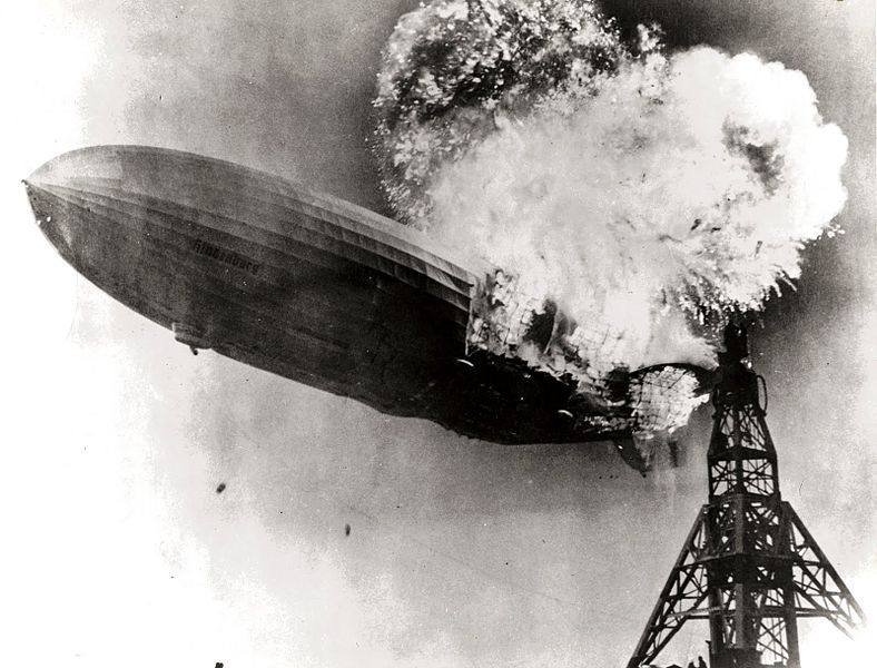 Hindenburg felaketine ait fotoğraf. Hindenburg zeplini 1937 yılında ilk uçuşunda sadece saniyeler içinde yanmaya başlamıştı. Kaynak, wikipedia, https://en.wikipedia.org/wiki/Hindenburg_disaster