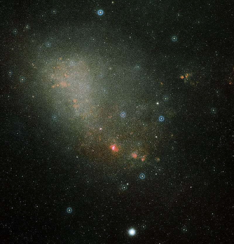  Digitized Sky Survey 2 tarafından elde edilen iki fotoğrafın birleştirilmesiyle elde edilen Küçük Magellan Bulutu'na ait görüntü.